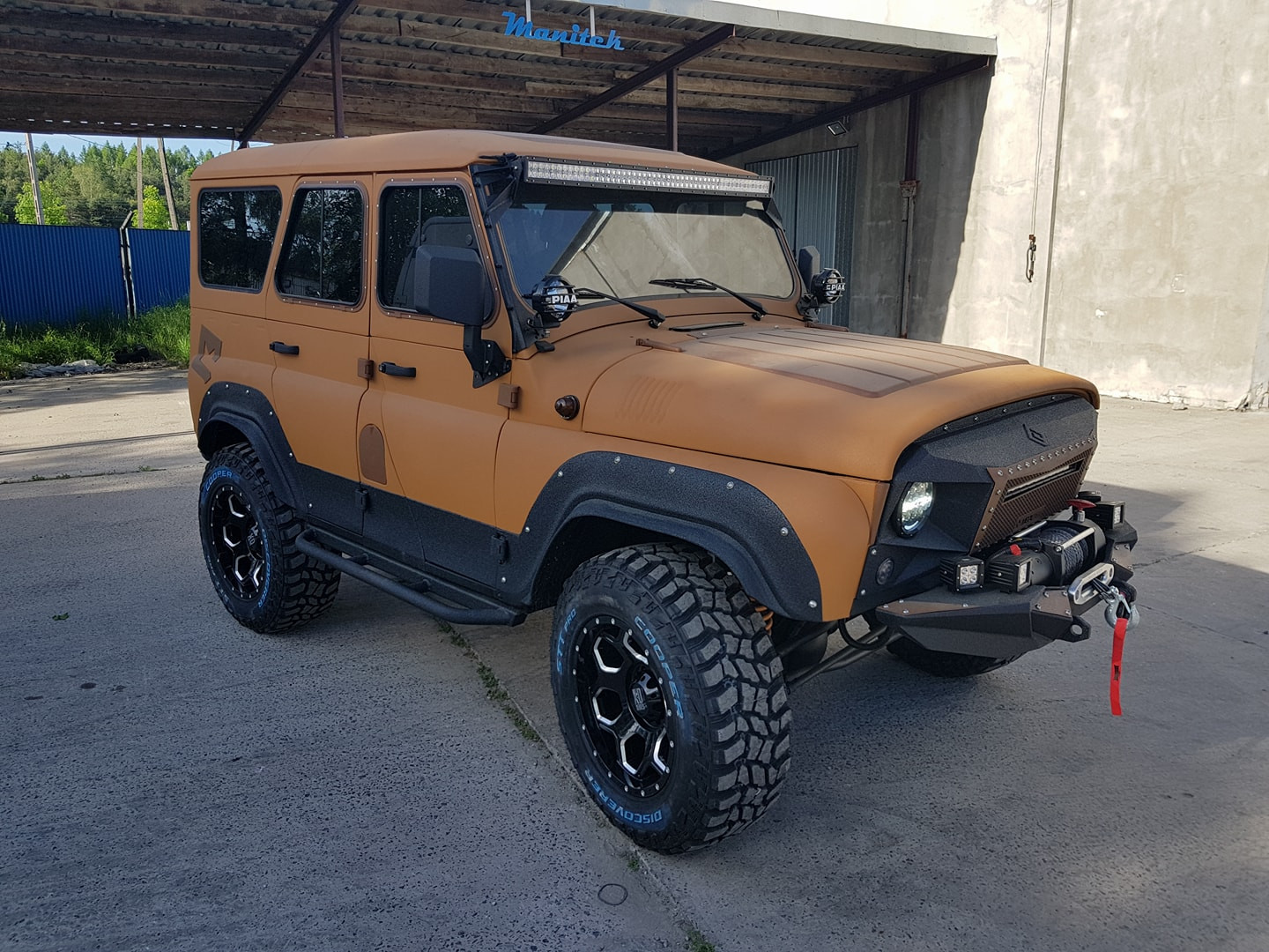 Land Rover 4x4 entièrement revêtu de peinture structurée Warrior, garé en extérieur
