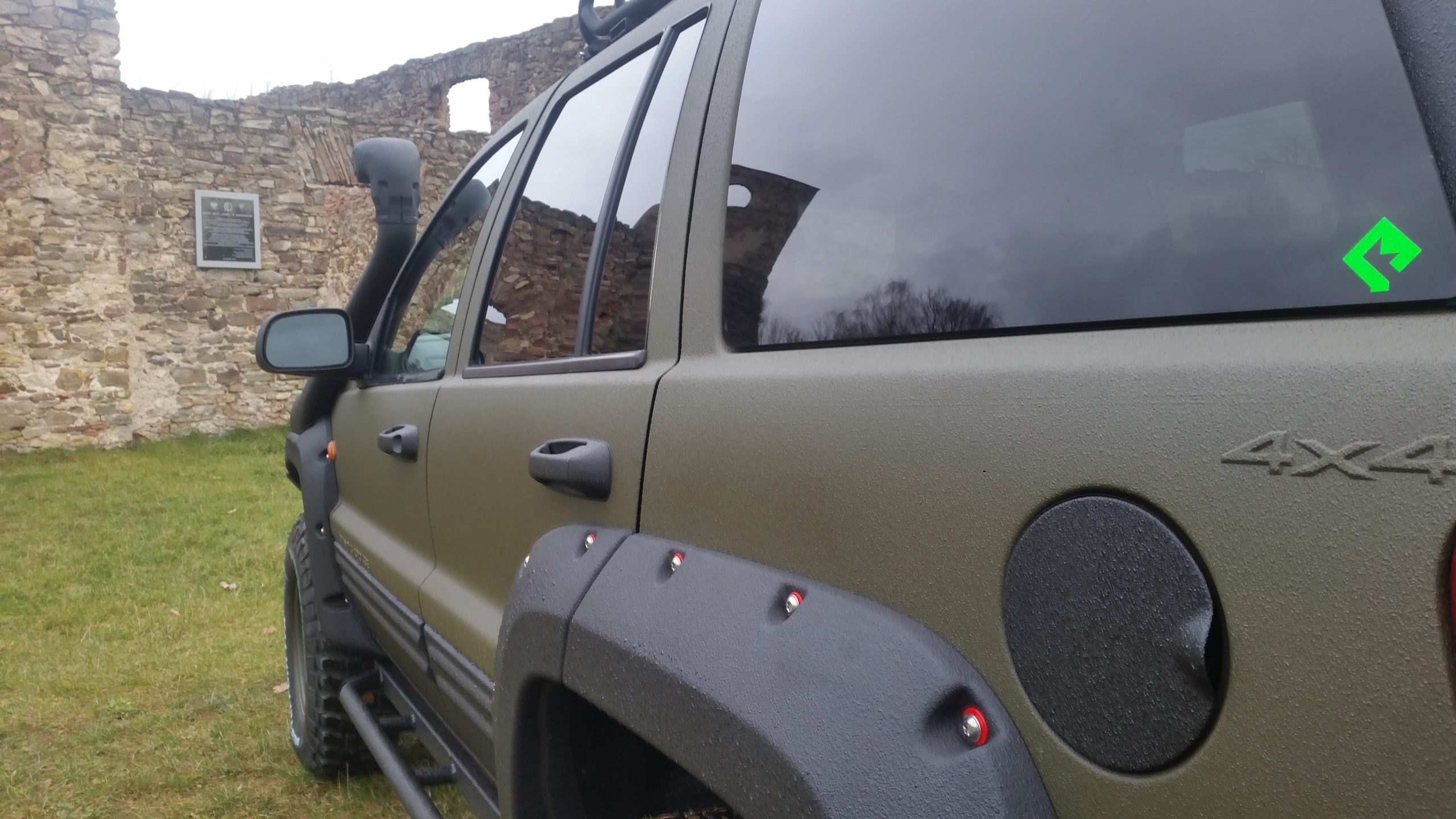 Vue latérale d'un véhicule 4x4 avec revêtement polyuréthane structuré Warrior