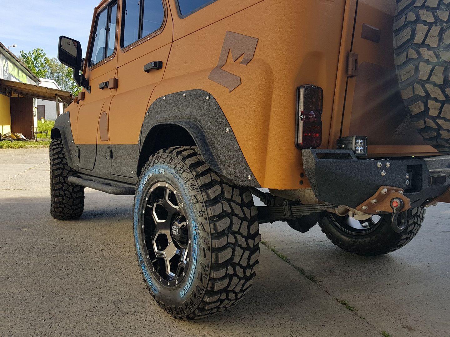 Vue arrière d'un véhicule 4x4 revêtu de peinture structurée Warrior