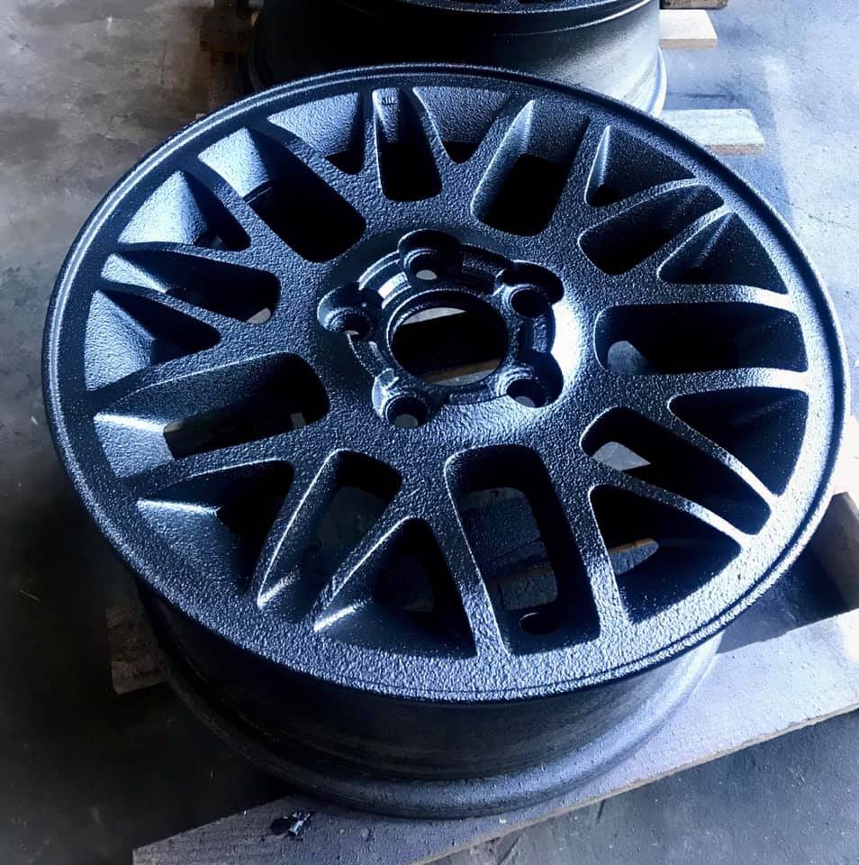 Gros plan d'une jante revêtue de peinture structurée Warrior